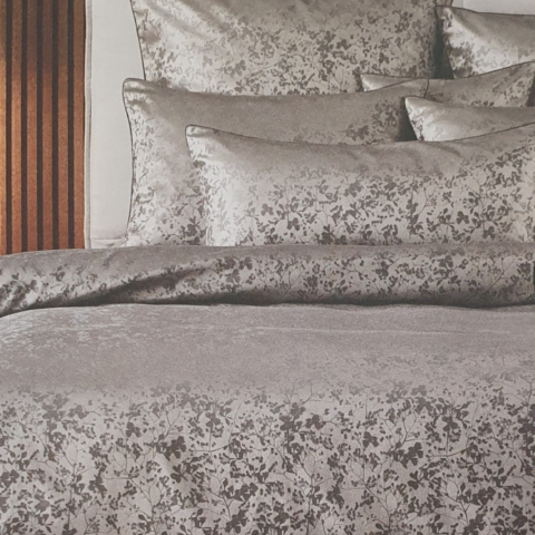 Curt Bauer Mako-Brokat-Damast Bettwäsche-Set Nora mit einem Muster aus einem Blättergeflecht, in einem schönen Grau-Goldton - Sie besteht aus 100% Baumwolle, ist bügelleicht, strapazierfähig, pflegeleicht, weich und wirkt kühlend