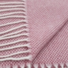 Schlossberg Plaid Anouk mit dezentem Muster, in Rose und Offwhite - Sie besteht aus 90% Wolle und 10% Kaschmir, ist weich, hautsympathisch und kratzt nicht